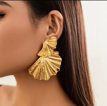 Chunky Leaf Earrings - Gold